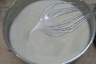 先2档打散蛋清，调至6档，分三次将细砂糖加入到蛋清内，打发至大弯钩。（最后一分钟可以调低至2档整理气泡）