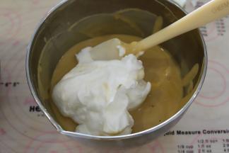 先将1/3的蛋白加入到蛋黄糊内，利用切拌的手法切拌均匀，再将1/2的蛋清加入到蛋糕糊内，同样手法混合均匀。