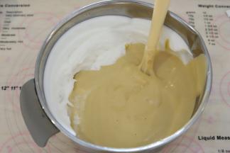 拌好的蛋糕糊倒入剩余的蛋清内。