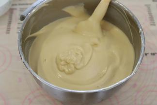 混合后的蛋糕糊表面光滑细腻有光泽。