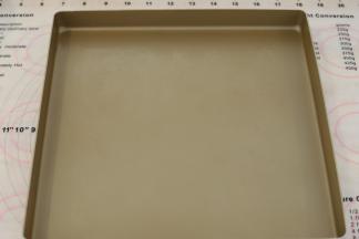 28x28的方盘内倒入少许的玉米油（配方外），用厨房纸擦均。