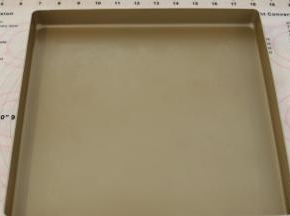 28x28的方盘内倒入少许的玉米油（配方外），用厨房纸擦均。