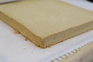 出炉后，用脱模刀在模具边缘刮离蛋糕体，倒扣脱模，四周切整齐。（如果要正卷可以适当放凉一点再倒扣）