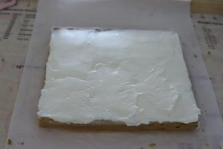 将蛋糕片翻转成正面朝上，均匀的抹好淡奶油，底部要抹得少一点。