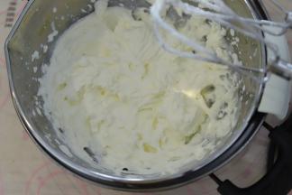 淡奶油+糖倒入打蛋盆内，打蛋器换成双头的打蛋头，中速打发奶油至裱花状态。