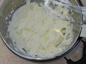 淡奶油+糖倒入打蛋盆内，打蛋器换成双头的打蛋头，中速打发奶油至裱花状态。