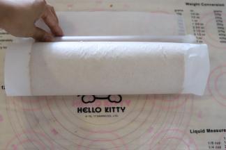 利用擀面杖卷好蛋糕卷。