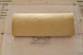 卷好的蛋糕卷放入冰箱冷藏定型。