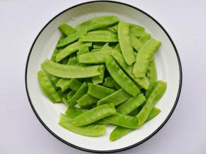 荷兰豆摘掉头尾，扯掉两侧的老筋。
