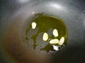 热锅热油，加大蒜爆香。