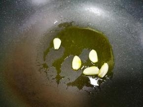 热锅热油，加大蒜爆香。