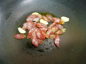 加腊肠炒至变色。