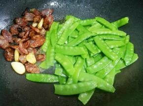 加入荷兰豆迅速翻炒。