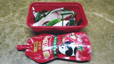 鲩鱼切成均匀大小块，放入料酒、盐、葱段腌制30分钟，番茄酱半袋备用