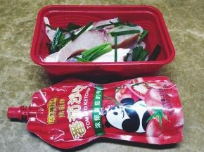鲩鱼切成均匀大小块，放入料酒、盐、葱段腌制30分钟，番茄酱半袋备用