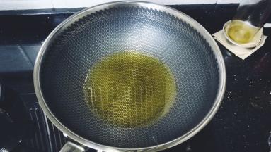 锅里放入宽油