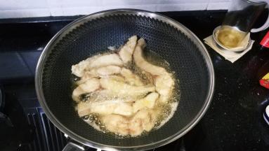 再转另一面煎炸至金黄