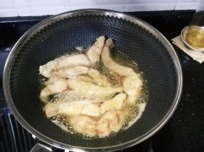 再转另一面煎炸至金黄