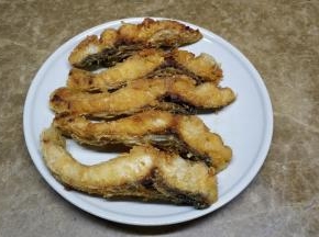 捞出沥干油备用
