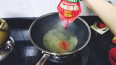 锅里放入半碗水，水开后放入半袋番茄酱