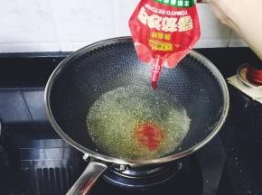 锅里放入半碗水，水开后放入半袋番茄酱