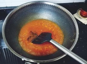 放入蚝油、糖，烧至酸甜汁浓稠