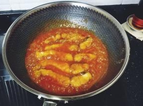 略拌均匀让每一块鱼块都粘满酸甜汁即可