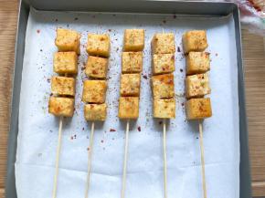 中途拿出撒上孜然粉，辣椒面，花椒粉，不用撒盐，鱼豆腐本身就有盐味