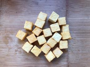 鱼豆腐提前拿出冰箱解冻