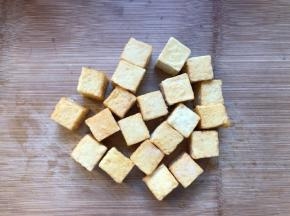 鱼豆腐提前拿出冰箱解冻