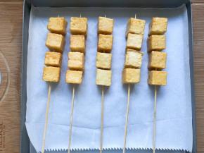 解冻后串起来，一串4个，四面都刷上食用油，