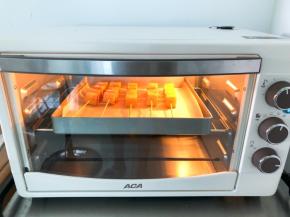 放入预热好的烤箱180度，中层，上下火15分钟