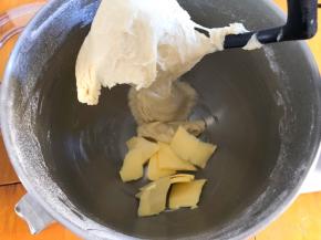 加入软化好的黄油继续揉3到5分钟左右