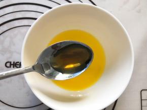 黄油加入蜂蜜搅拌均匀