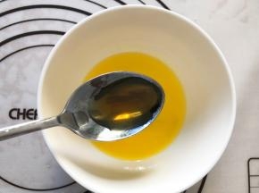 黄油加入蜂蜜搅拌均匀