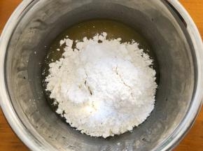 放入低筋面粉和泡打粉，苏打粉