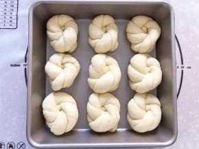 放入烤盘，放入烤箱二次发酵30分钟