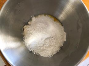 发酵好的面团和主面团全部混合，黄油除外