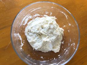 先把酵头部分的食材全部混合，搅拌均匀，盖上保鲜膜发酵，冬天时间会长一点，夏天一个小时左右