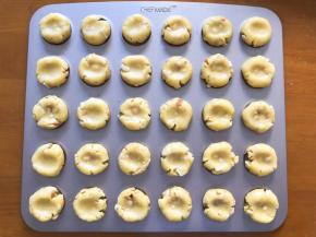 分成15克一个，揉圆放入烤盘，用大拇指在中间向下压