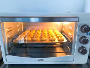 放入预热好的烤箱中层，上下火170度，20～25分钟左右