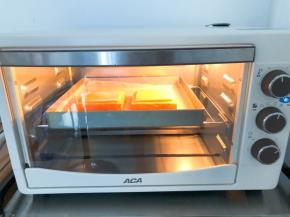 放入预热好的烤箱中层，上下火180度10分钟，芝士表面上色即可