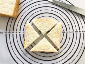 吐司切成三角形