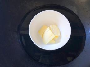 黄油隔热水融化成液体