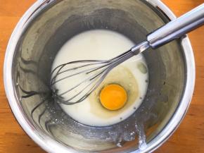 放入鸡蛋搅拌均匀