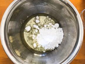 玉米油加入糖粉搅拌均匀