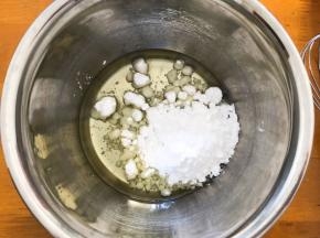 玉米油加入糖粉搅拌均匀