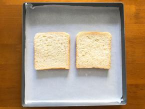 准备两片吐司