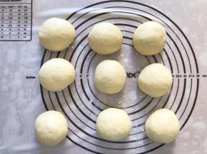 分成均等的9等份，盖上保鲜膜松弛15分钟