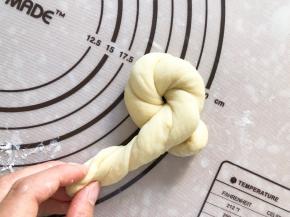 一头放在下面，另一头从下面塞进中间洞里